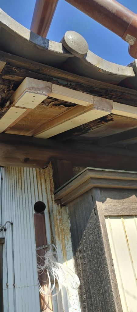 施工前：軒天井の損傷