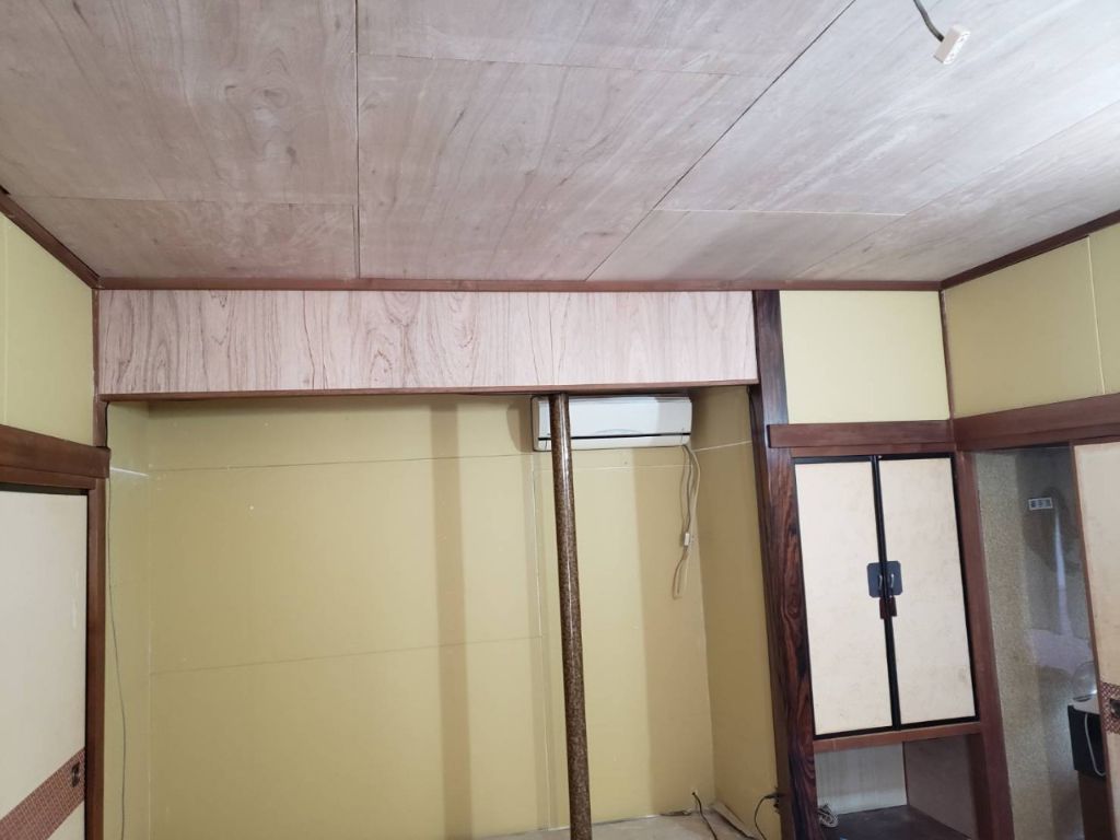 施工中：天井張替え