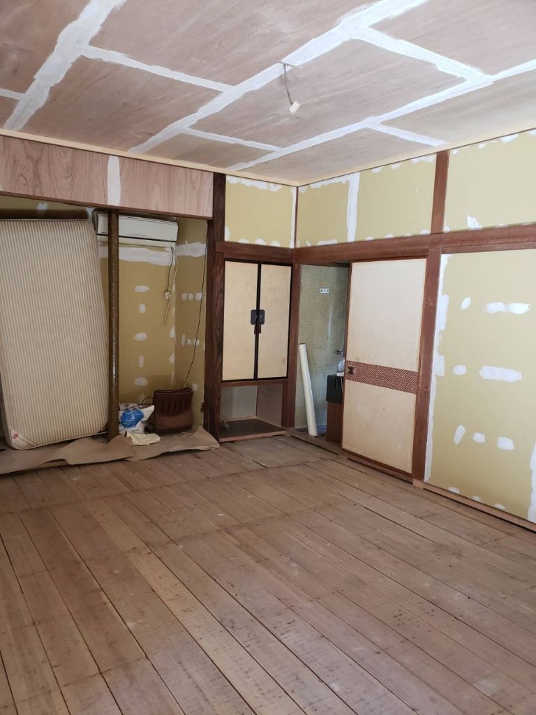 施工中：壁・床改修