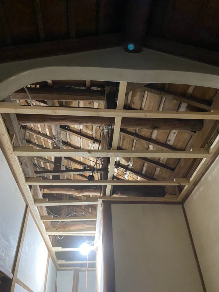 施工中：天井下地組み