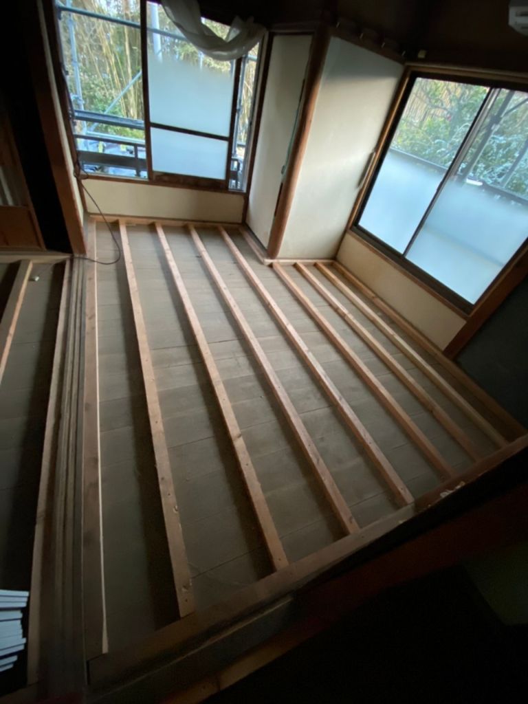 施工中：床下地作業