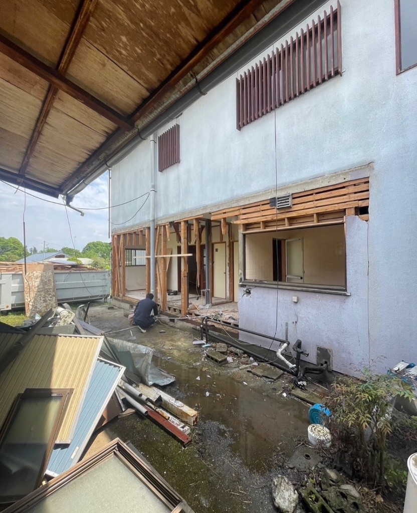 外壁解体後の木造構造露出の様子